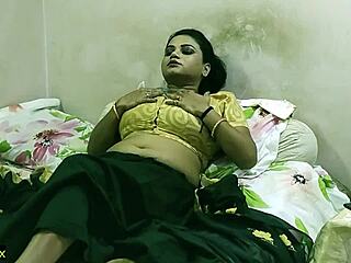 Indisk husmor nyder sex i saree med en smuk Desi-dreng