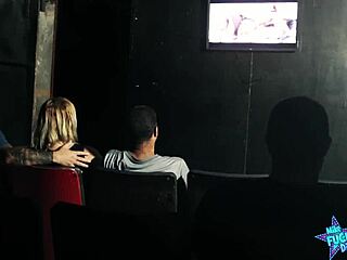 Ένας άντρας παίρνει τη γυναίκα του σε πορνό σινεμά για ένα άγριο τρίο με ξένους