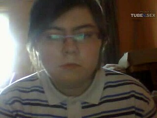 Gadis nerd yang comel dan gemuk melancap di webcam