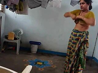 Una donna indiana pelosa si toglie i vestiti e mostra le ascelle in un video HD