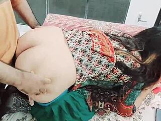 파키스탄 하녀가 자신의 좆을 드러낸 후에 변덕스럽습니다