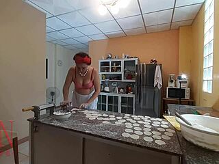 Regina Noir, uma empregada nudista, domina a cozinha enquanto faz dumplings