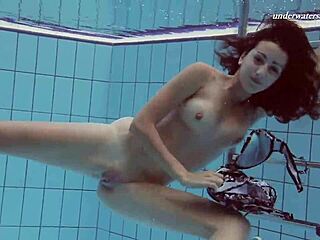 Sima Lastova, atrakcyjna europejska laska, lubi się bawić pod wodą