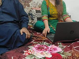 أخ غير شقيق باكستاني يمسك بأخته الهندية تشاهد أفلام إباحية على جهاز كمبيوتر محمول ويأخذها إلى منزله للحديث القذر