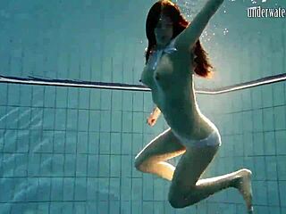 Andrea, de brunette tiener met grote borsten, geniet van een duik in het zwembad