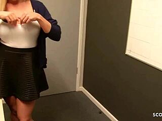 Victoria Summers, cu sânii mari şi penisurile mari, se joacă la birou