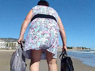 امرأة سمينة ترتدي سروالاً داخلياً مفتوحاً تظهر نفسها تحت تنورة في مكان عام