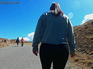 O mamă curbată își arată fundul mare în public
