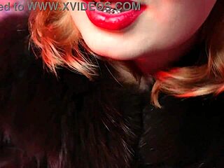 Kırmızı dudaklar ve kürk: Aşıklar için şehvetli ve erotik bir asmr videosu