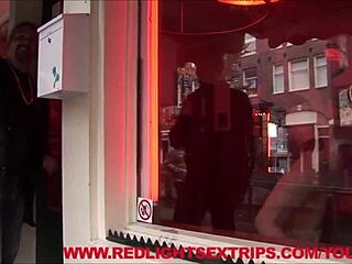 Eine rothaarige Touristin verhält sich unartig mit einem rothaarigen Mann in Amsterdam