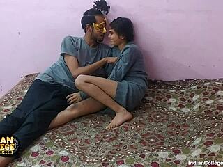 Μια διεγερμένη Ινδή έφηβη γλείφει και γαμάει το μουνί του εραστή της ενώ στενάζει από ευχαρίστηση