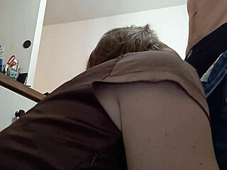 В домашно видео френска двойка показва блондинка в сатенени гащи и мръсни приказки, докато се чука