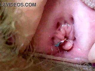 Video fetiše s chlupatou obří postavou s extrémními detailními záběry jejího zadku a velkého klitorisu