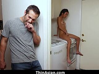 Urocza azjatycka pasierka przyłapana na masturbacji w pralce - thinasian