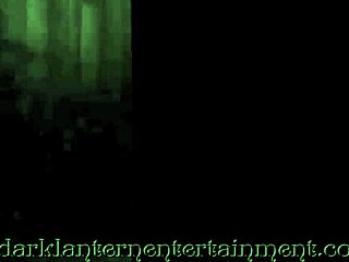 Retro fajčenie a chlpatá vagína s starším mužom v čiernej lanternovej zábave