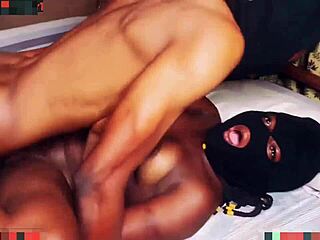 Μια Αφρικανίδα γκρινιάζει και εκσπερματώνει καθώς τη γαμάει ένας μεγάλος μαύρος