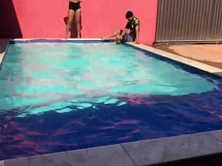 Amateur couple Novinhos and Novinha enjoy a poolside bath