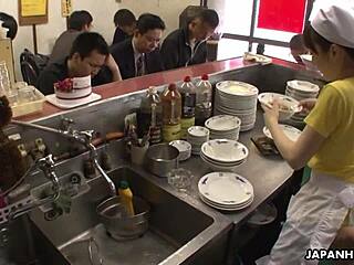 Групповой секс с наказанием киски в восточном ресторане с любительской японкой