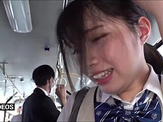 アジアの美女が日本のバスで性的な満足を得ます。
