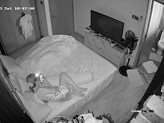 Шпионка-камера трахается в спальне