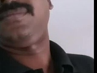 Gay Hintli adam otel odasında büyük penisini mastürbasyon yapıyor
