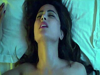 Индийская актриса Хина Ханс впервые снимается на камеру в горячей секс-сцене