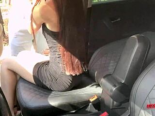 Film z perspektywy pierwszej osoby, na którym kobieta jeździ od tyłu i uprawia seks w samochodzie