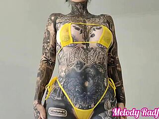 Melody Radfords intim ruházata és fitnesz-inspirált szólóbemutatója