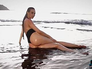 Model MILF Jerman Playboys Jasmin berbulu melakukan striptis di pantai