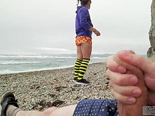 Kurvet MILF får sin fisse kneppet på stranden af en tilfældig fyr