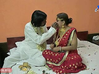 Pasangan Desi yang terangsang menikmati seks malam perkahwinan dengan makcik