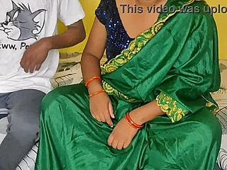 La suocera dà al fratellastro un'alimentazione ruvida con cibo e figa in un video in hindi