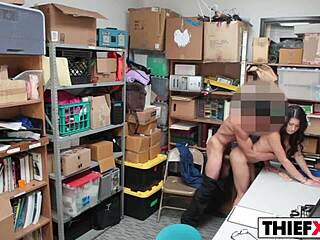 En teenageindbrudstyv bliver fanget af en veludstyret kontormedarbejder