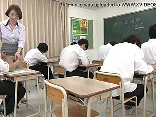 Żonaty nauczyciel Matsumoto Okamura uczy się intensywnych umiejętności oralnych w tomie 10