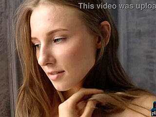 Rosyjska nastoletnia modelka w zmysłowym solowym filmie striptizu dla Playboya