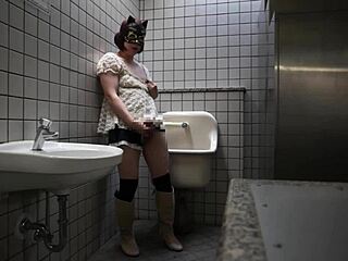 아시아 셰마일 아유미가 공공 화장실에서 자위하는 모습