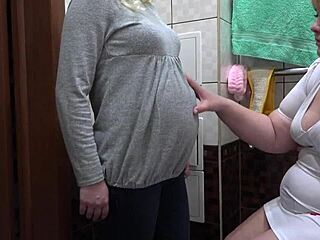 Een ronde en mooie vrouw in rubberen handschoenen voert een intiem onderzoek uit naar een zwangere MILF in een zelfgemaakte fetisjvideo