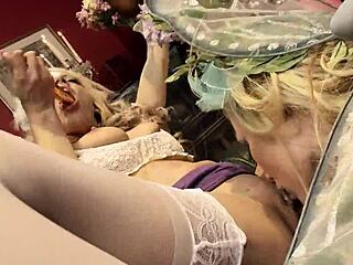 Kaksi blondia tyttöä, joilla on isot tissit, nauttivat kiihottumisen aromista lesboseksin aikana