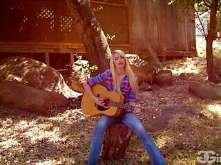 Countrystjernen Kenna James viser frem sine musikalske og seksuelle talenter i denne videoen
