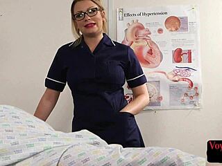 Seorang jururawat British secara rahsia memerhatikan pesakitnya yang lemah masturbasi di atas katil
