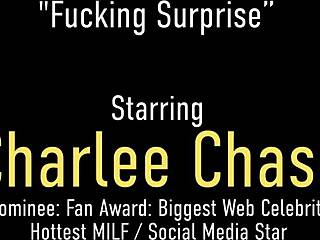 Charlee Chase, eine verheiratete Frau, neckt den Liebhaber ihres Mannes und gibt ihm einen Handjob