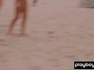 Taylor Seinturierと友達がヌードでビーチサッカーを楽しむ