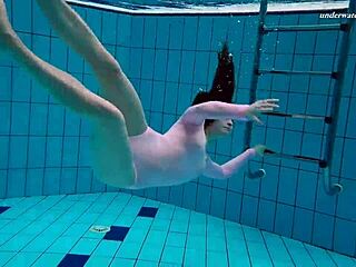 Deniz kızı bikinisinde minyon Lizas sıcak duş macerası